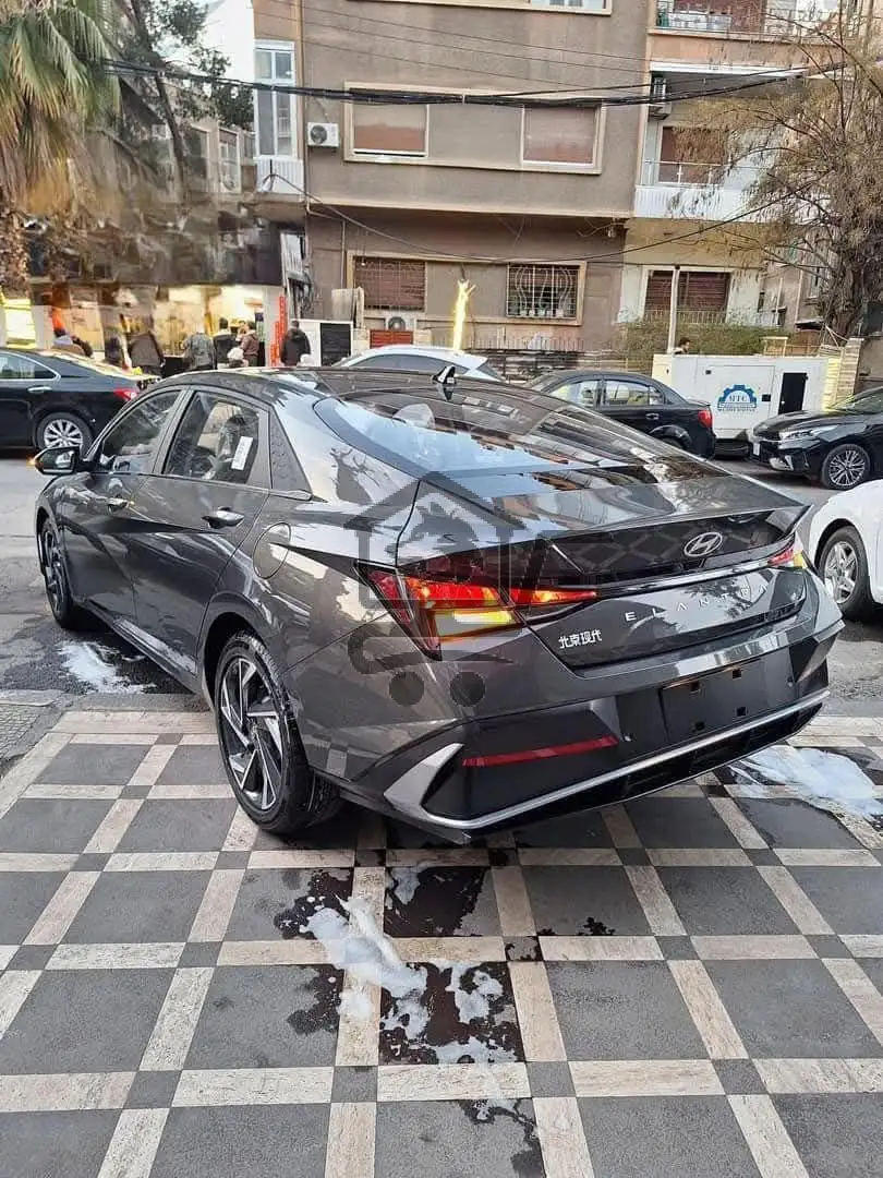 2025 Hyundai Elantra - الصورة 3