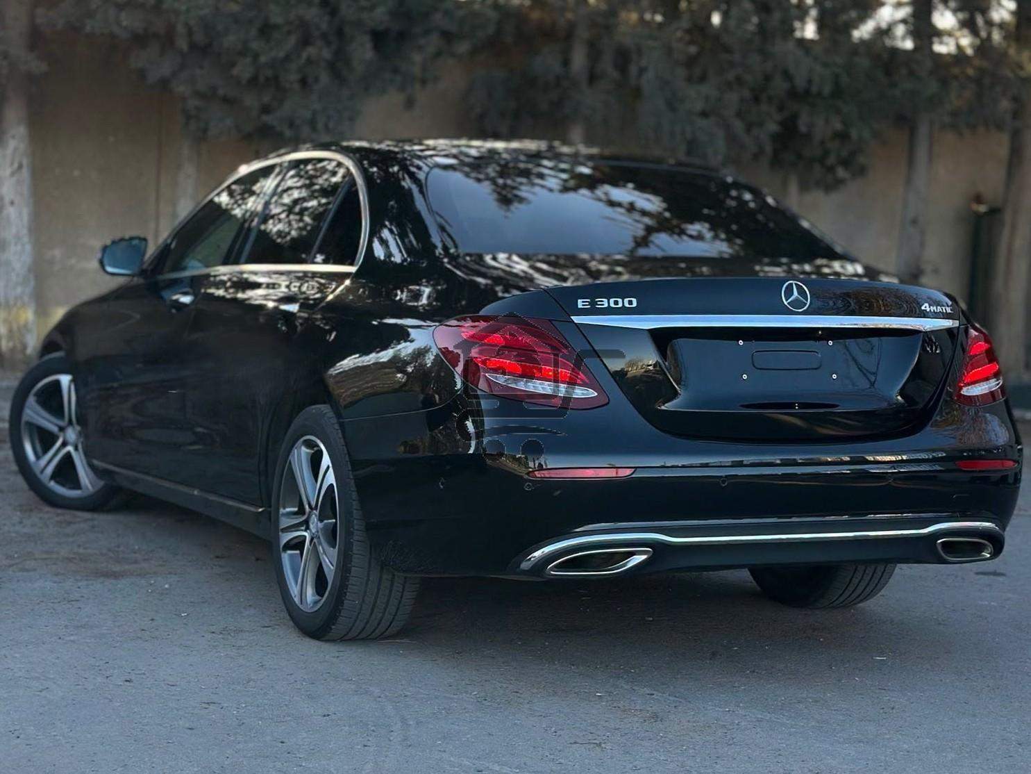 Mercedes-Benz E300 4Matic - الصورة 2
