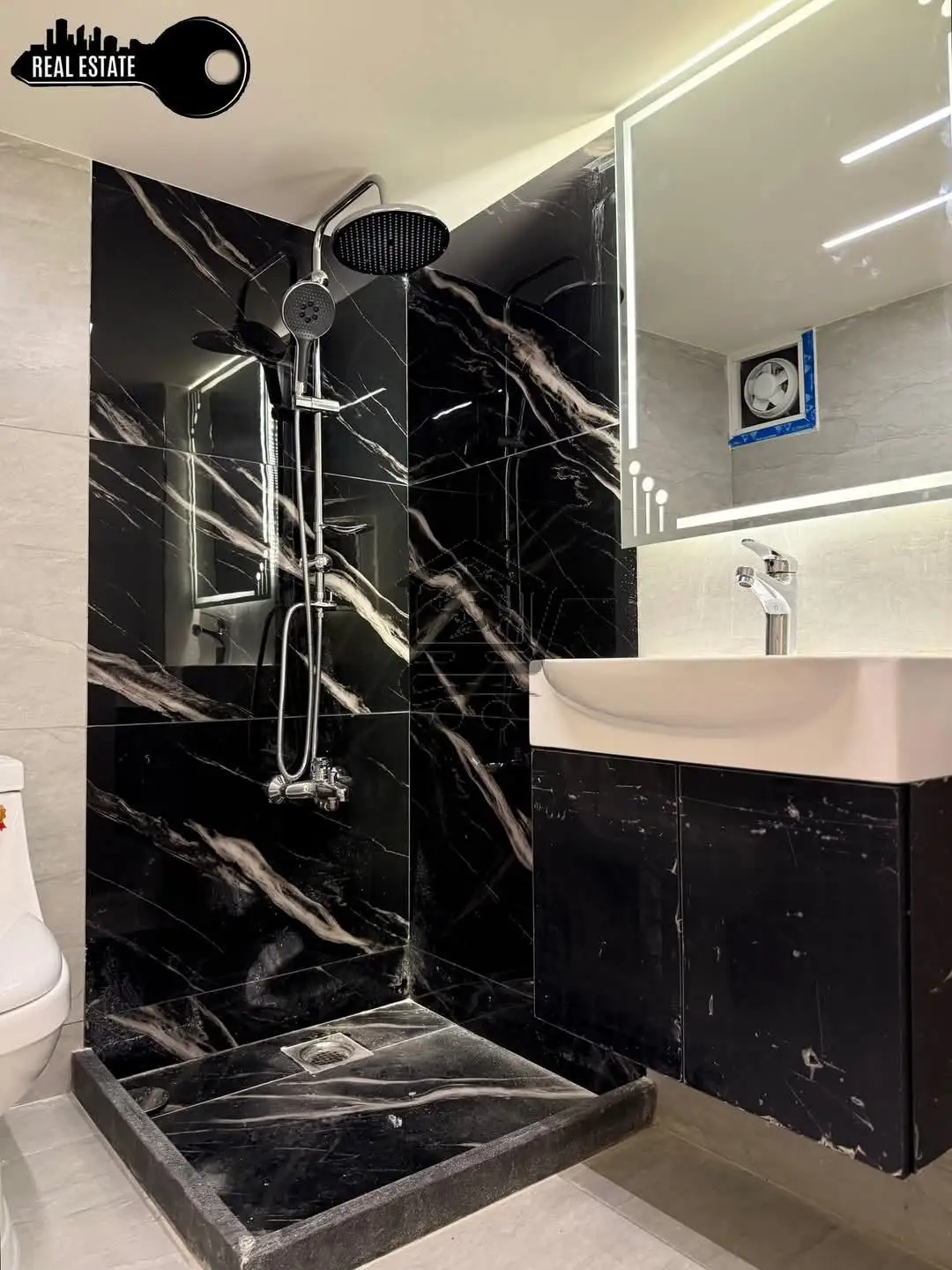 منزل عائلي بإطلالة بانورامية في منطقة - الصورة 5