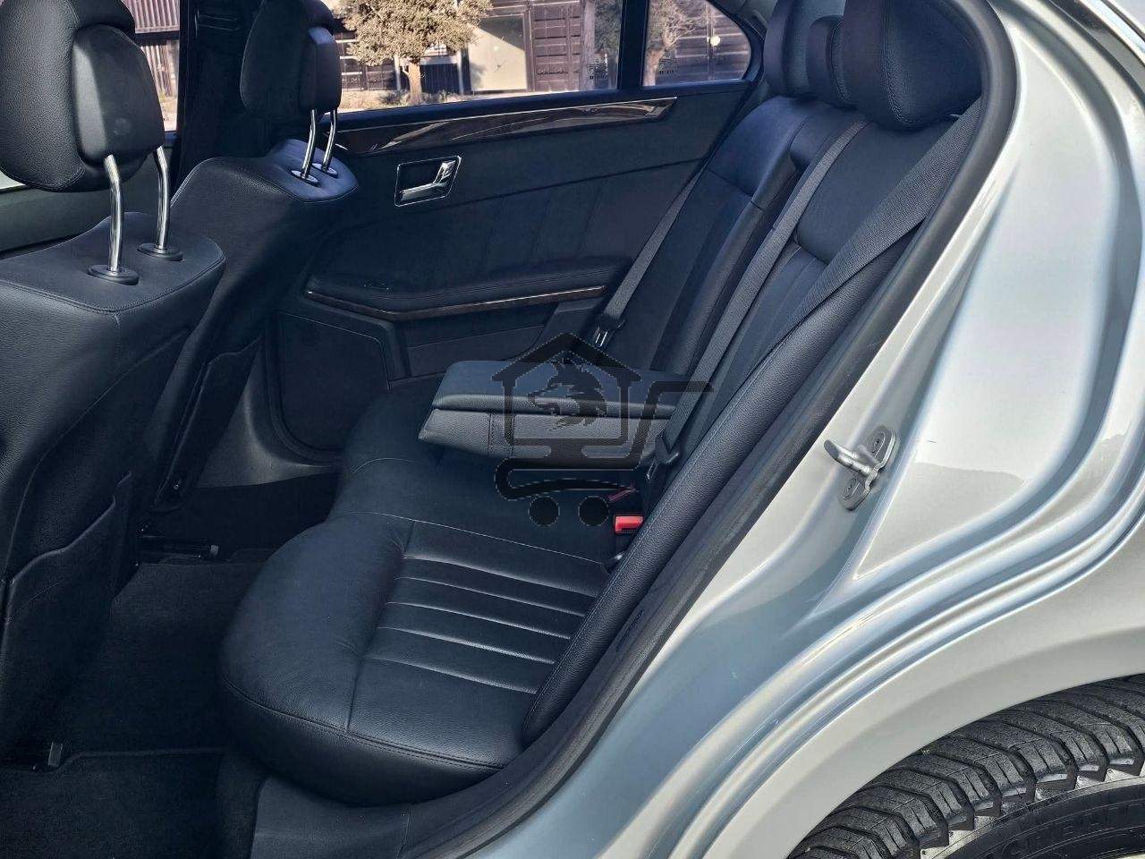 MERCEDES BENZ E300 - الصورة 9