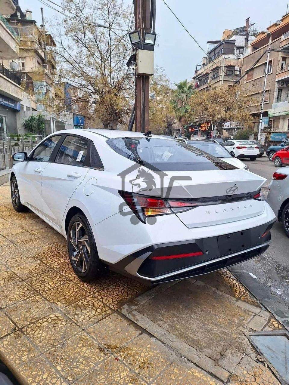 Hyundai Elantra 2025 - الصورة 2