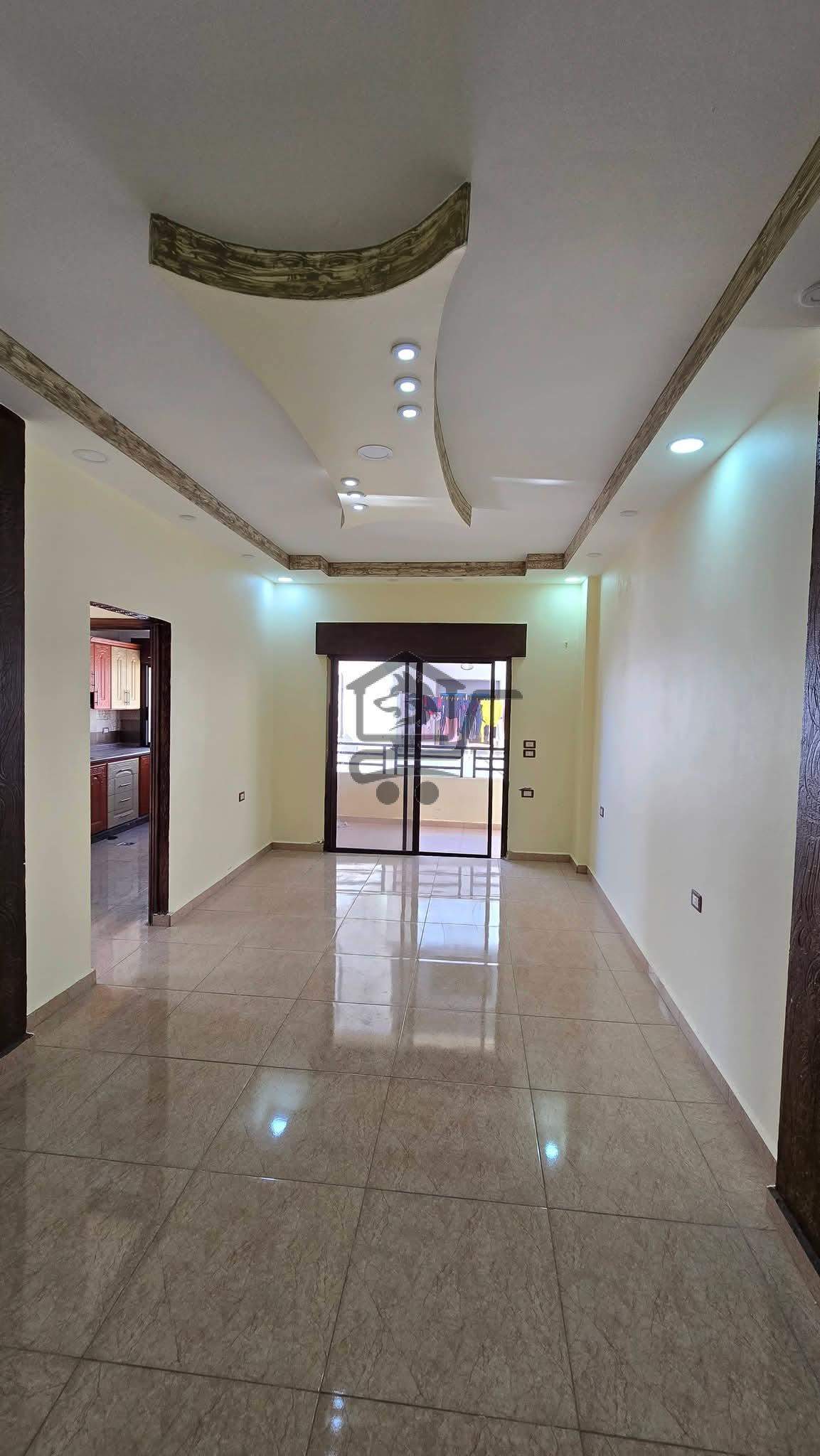 شقة بإكساء جيد جدا - الصورة 1