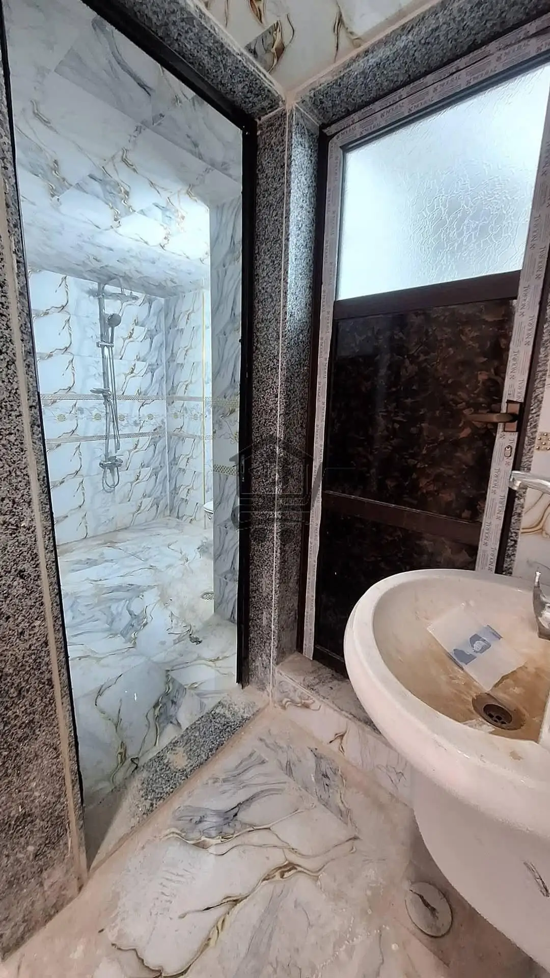 شقة  ثلاث غرف كسوة حديثة - الصورة 2