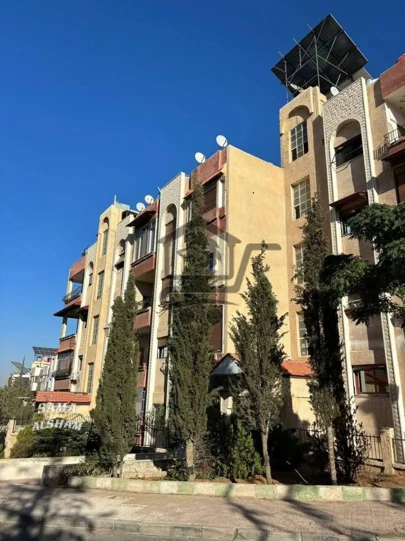 شقة سكنية بموقع مميز - الصورة 1