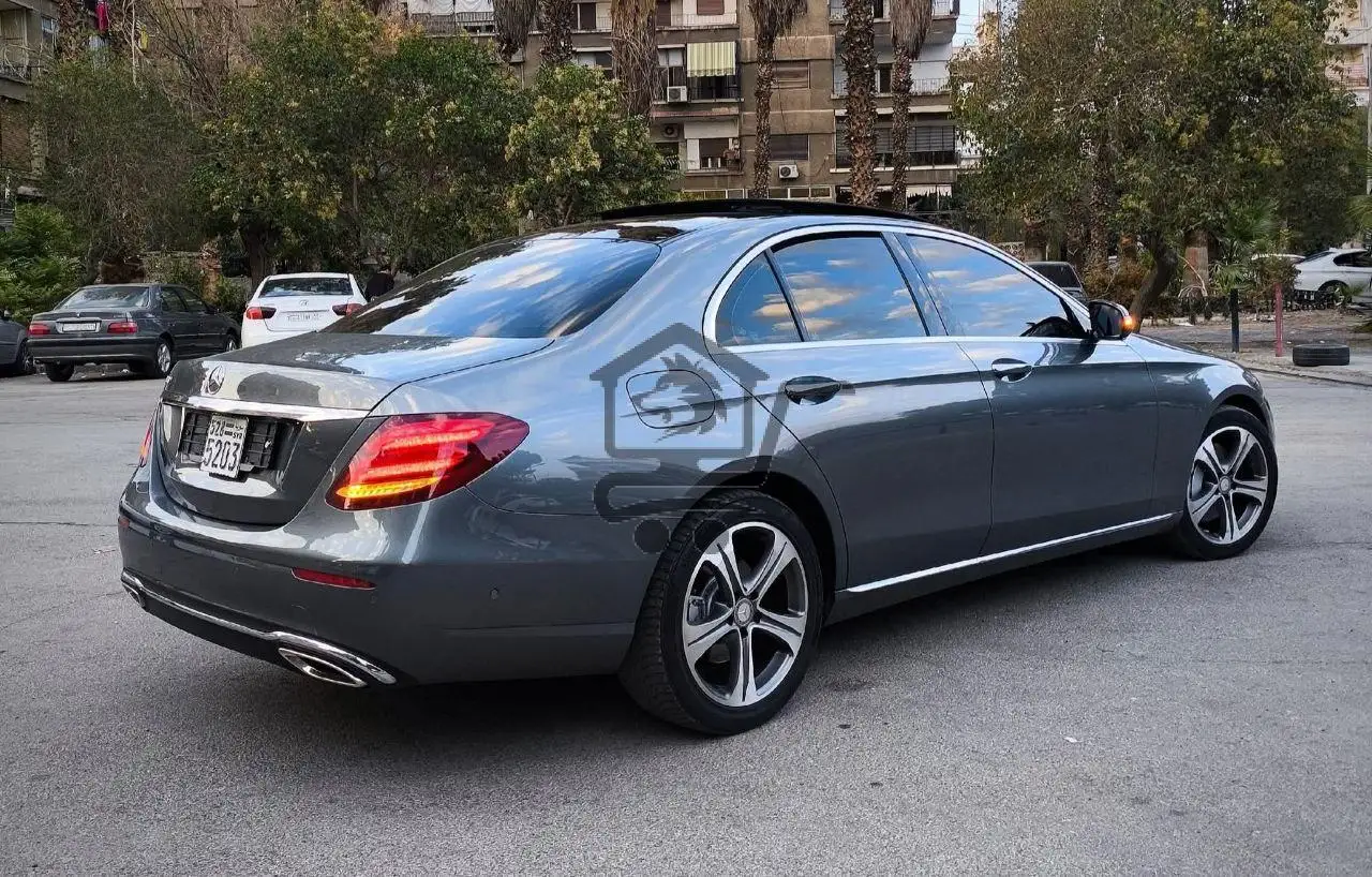 Mercedes-Benz E300 - الصورة 3