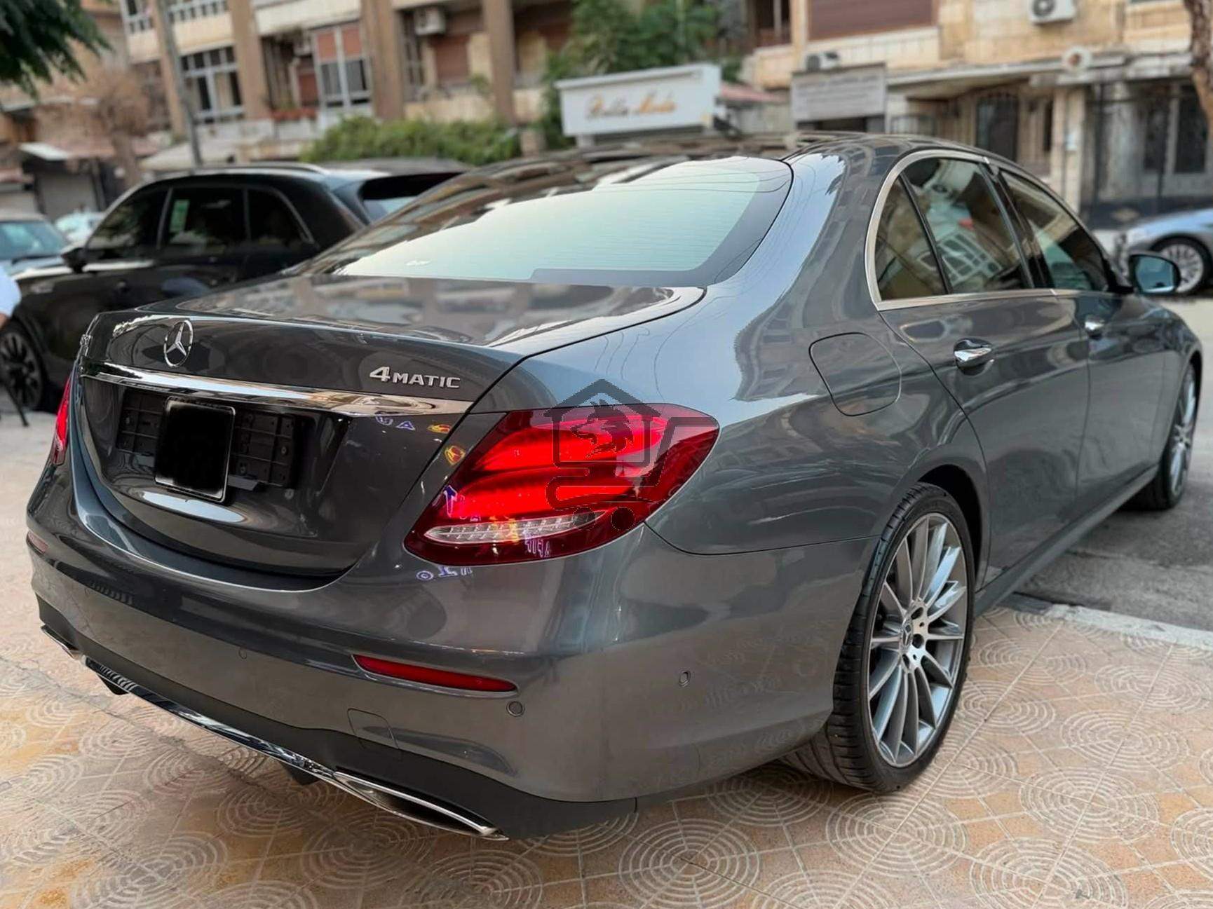 Mercedes-Benz E350 4Matic - الصورة 4
