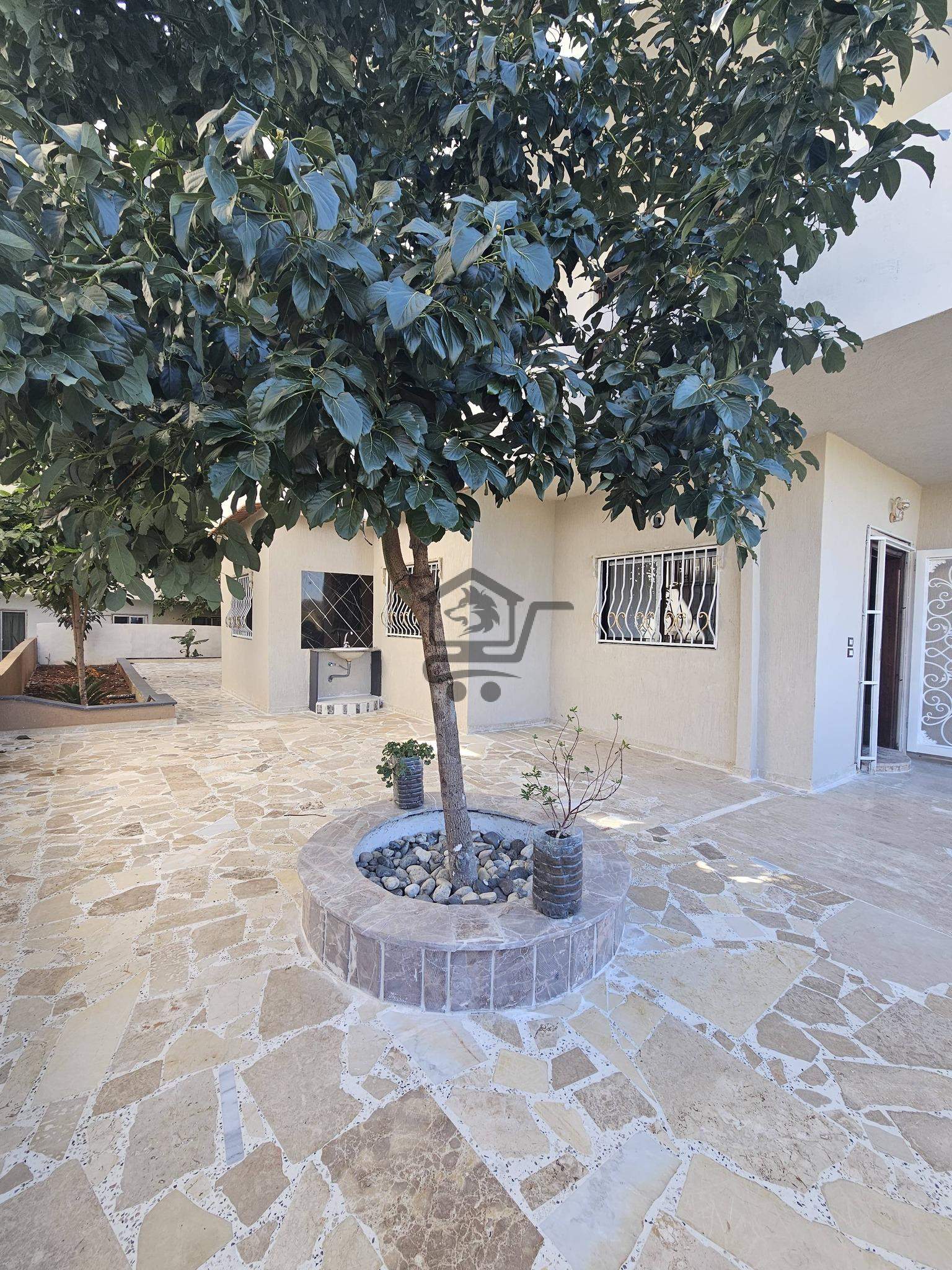 لمحبي الجنينة او الحديقة الخارجية بمساحة واسعة - الصورة 4