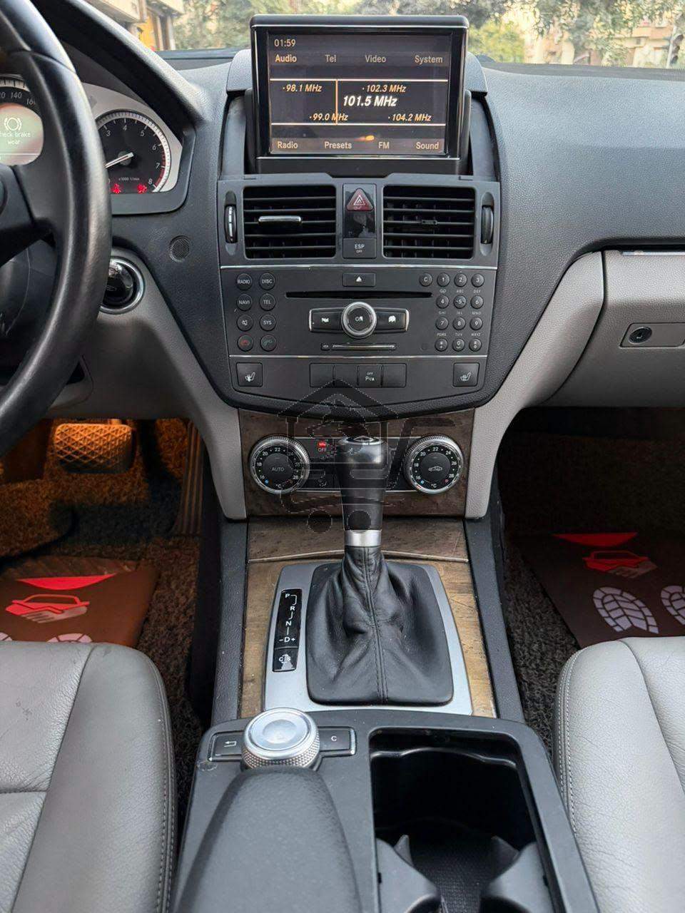 Mercedes-Benz C250 2009 - الصورة 8