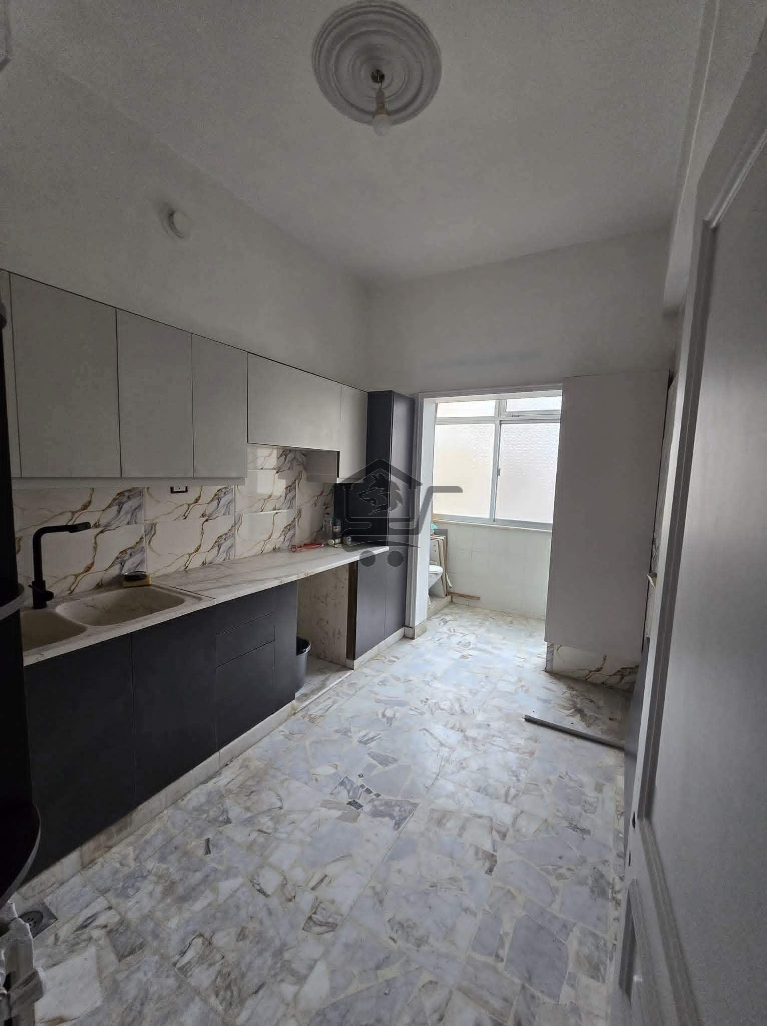 شقة بإكساء جيد - الصورة 1