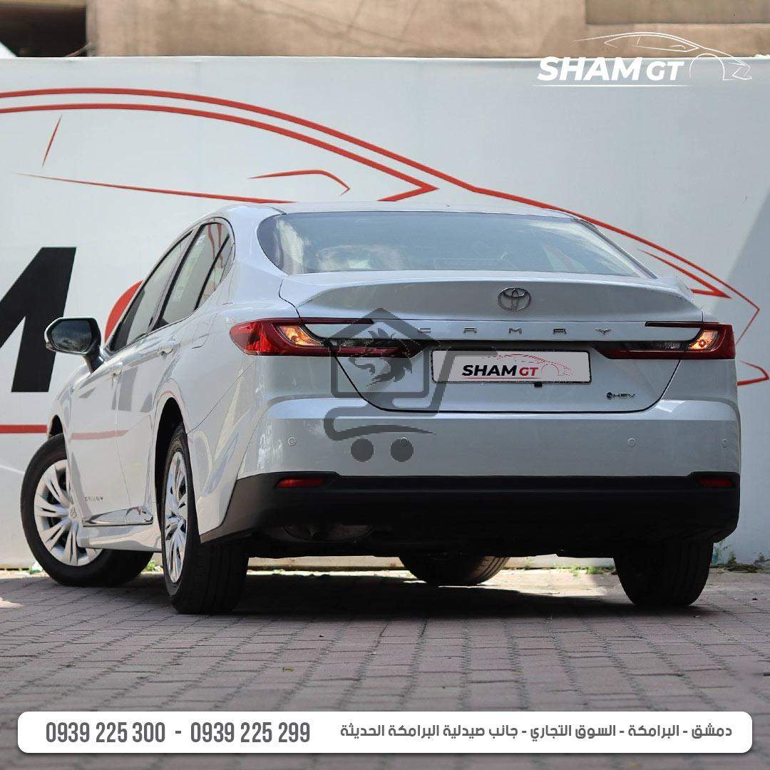 Toyota Camry Hybrid E - الصورة 2