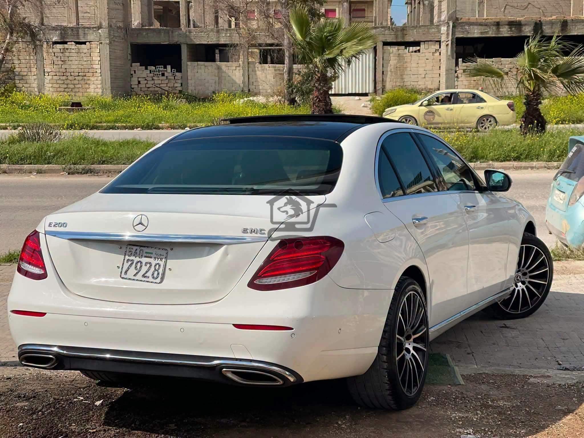 MERCEDES E200 - الصورة 9