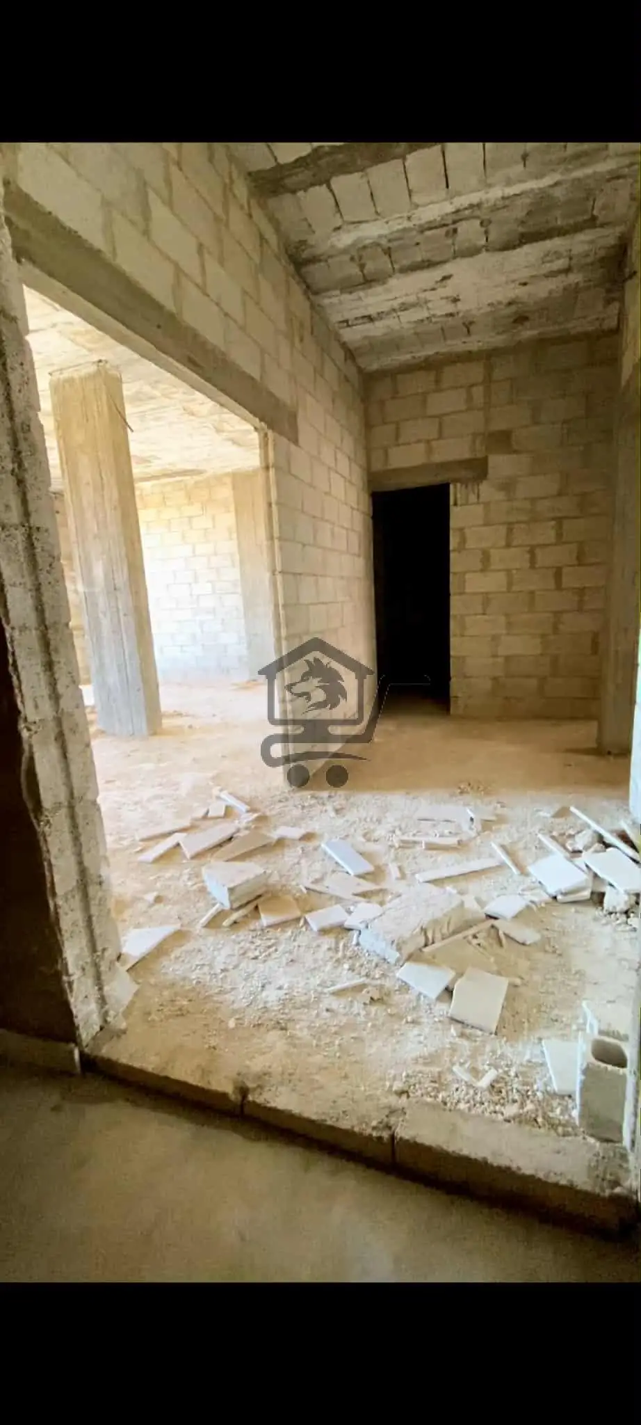 شقة على العضم مقسمة مع محلين