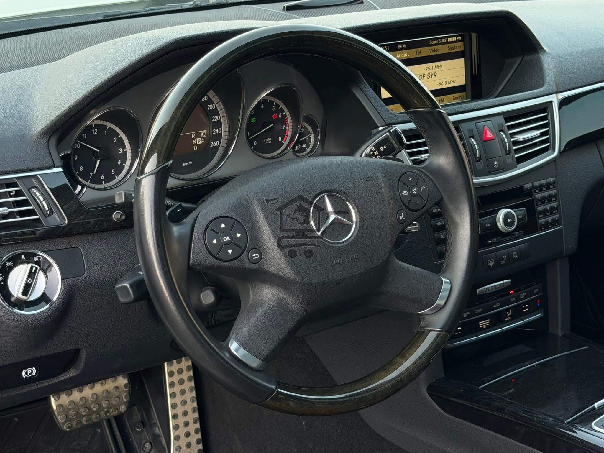 Mercedes Benz E300 - الصورة 7