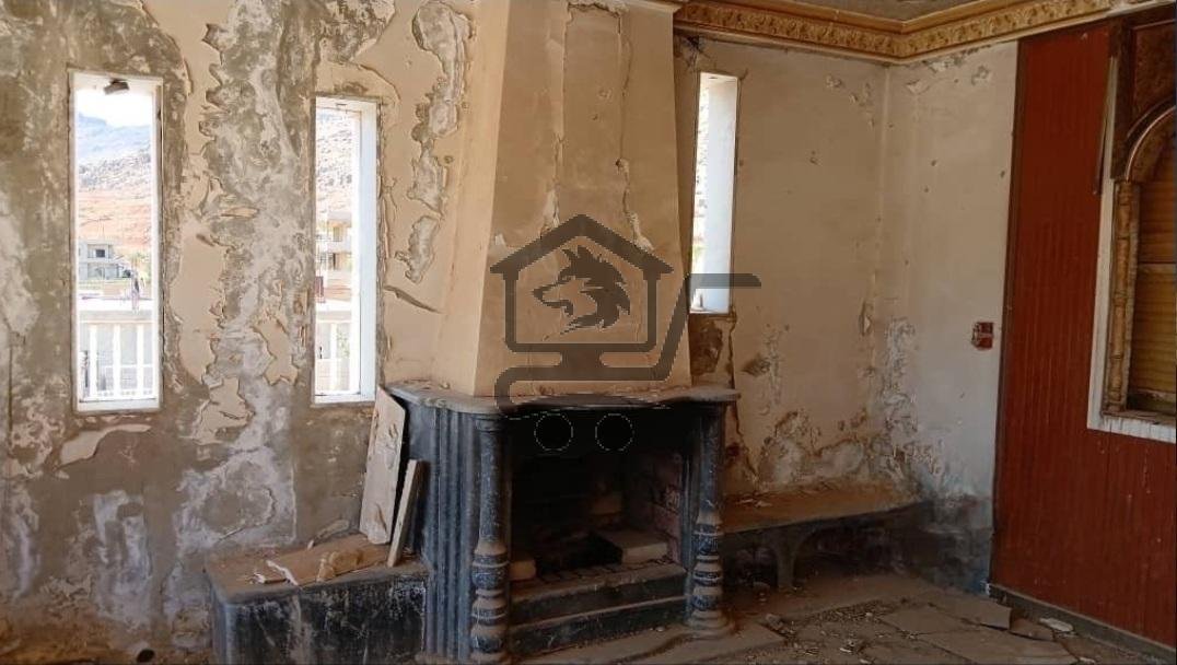 فيلا مع ثلاث محلات تجارية - الصورة 4