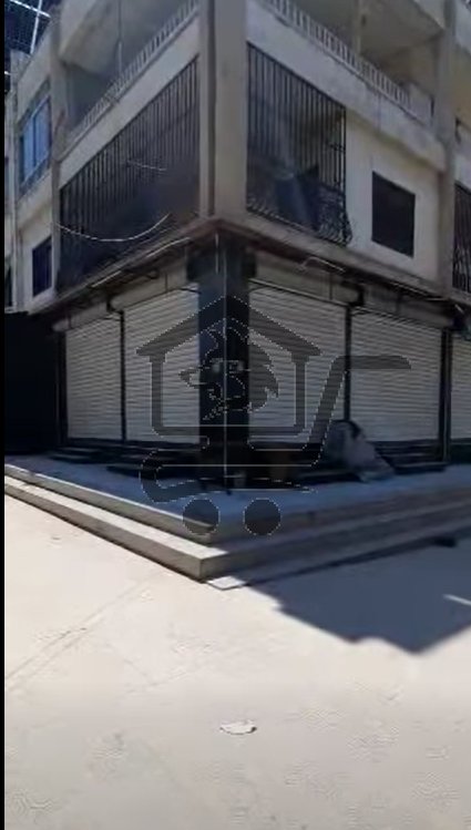 عدة محلات  تجاري موقع مميز جدا - الصورة 1