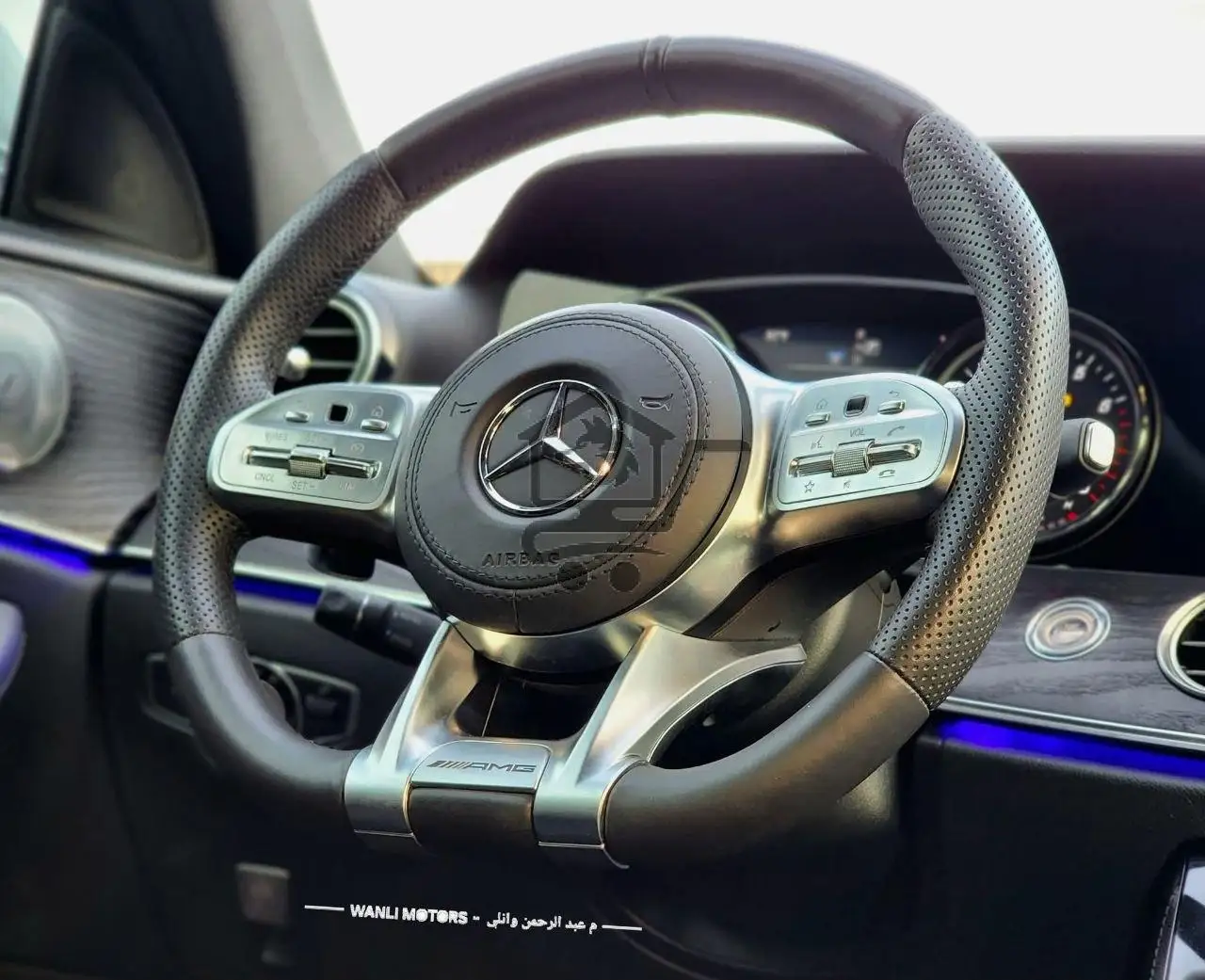 MERCEDES BENZ E300 - الصورة 6