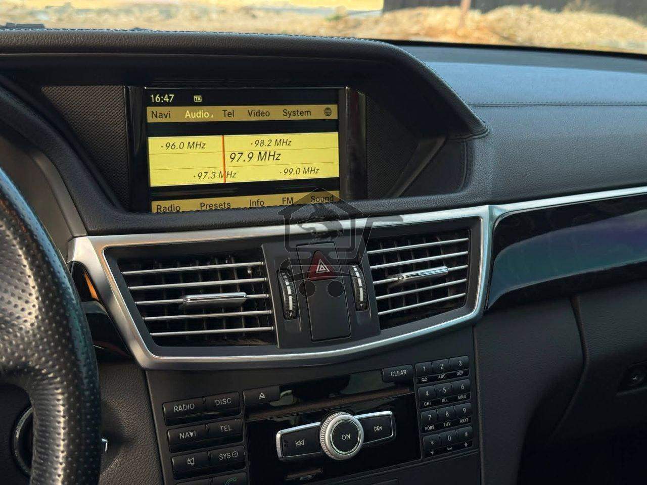 MERCEDES BENZ E300 4Matic - الصورة 9