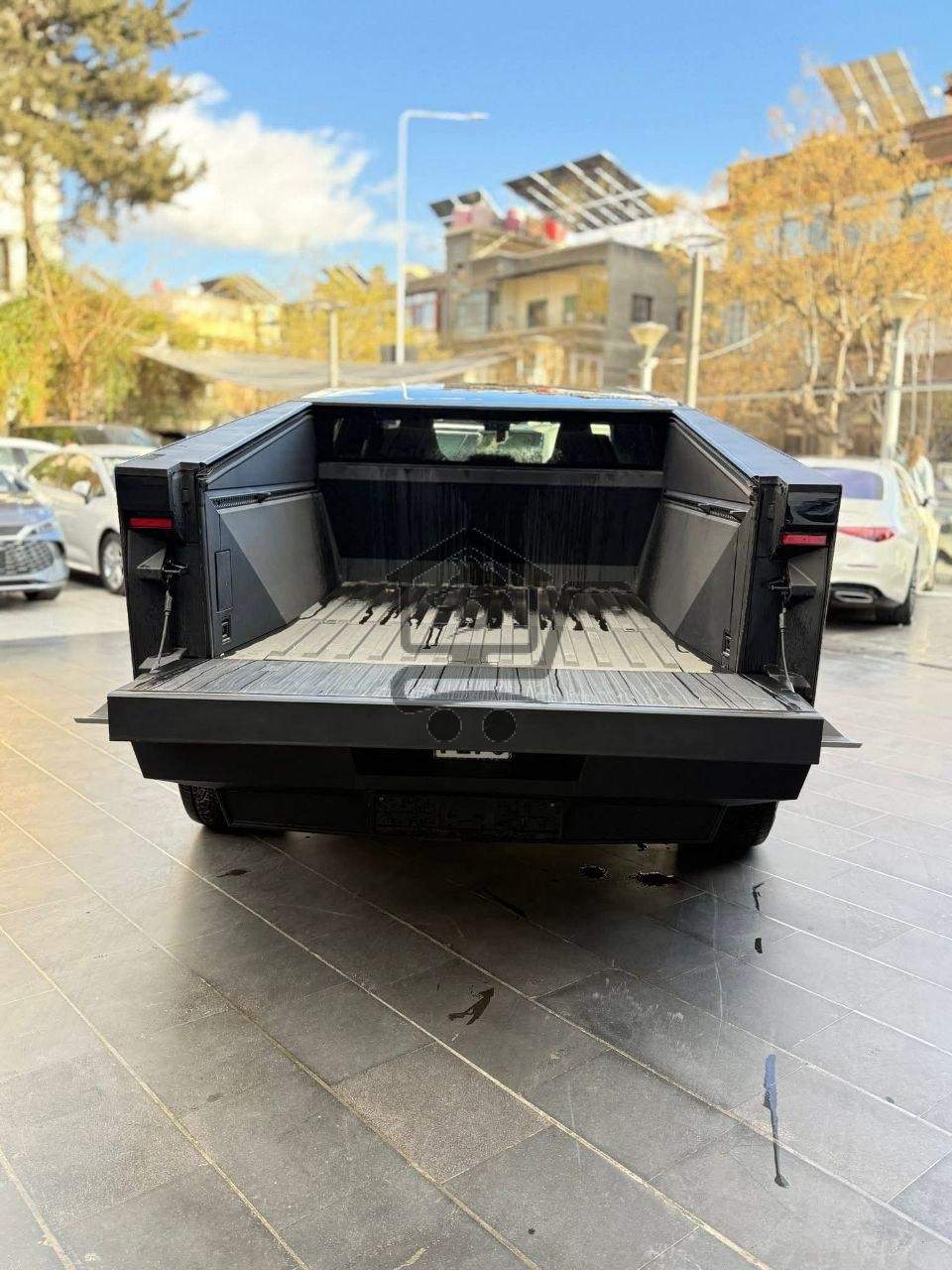 Tesla Cybertruck 2024 - الصورة 6