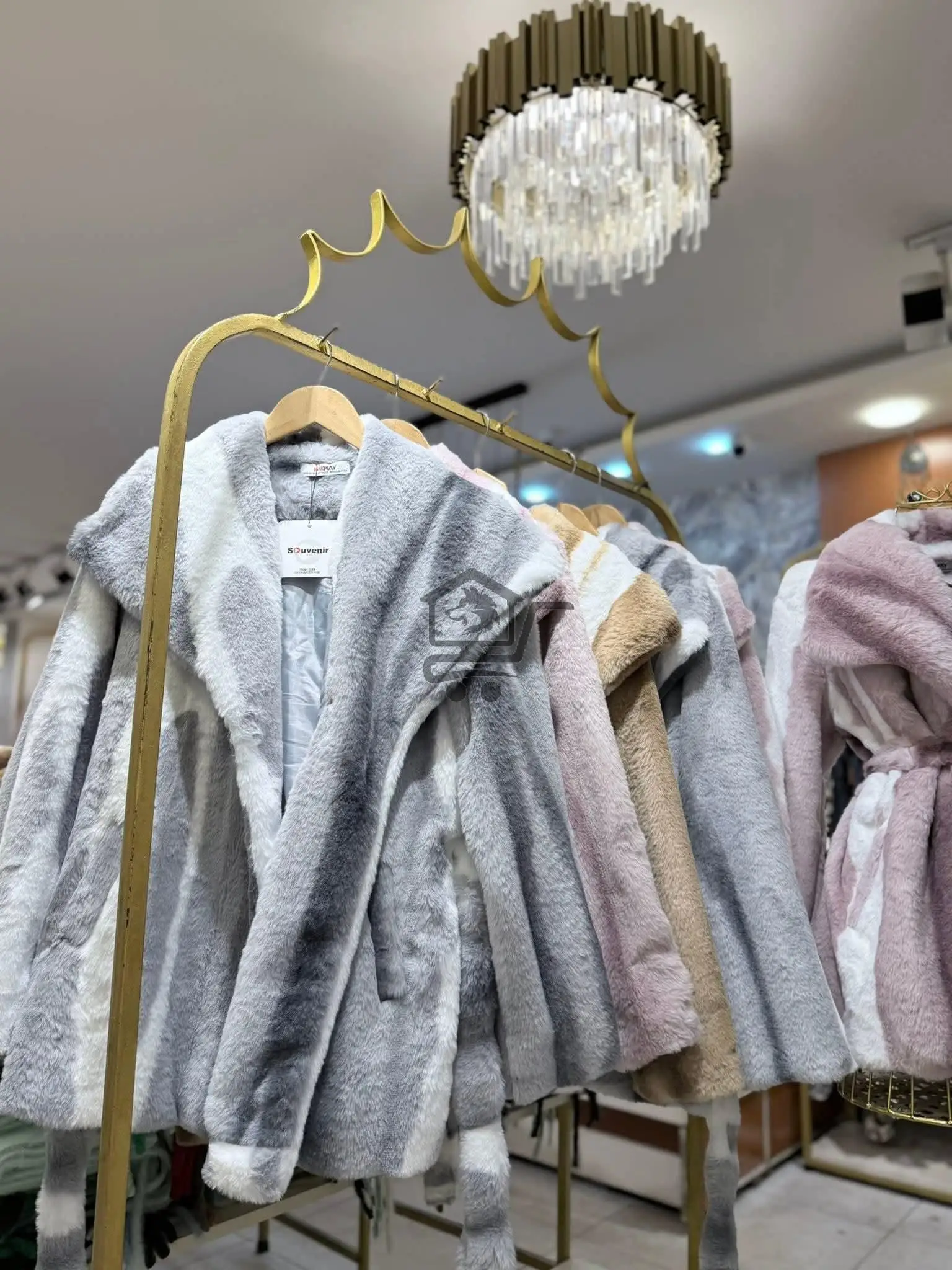 جاكيت فرو ملكي - الصورة 1