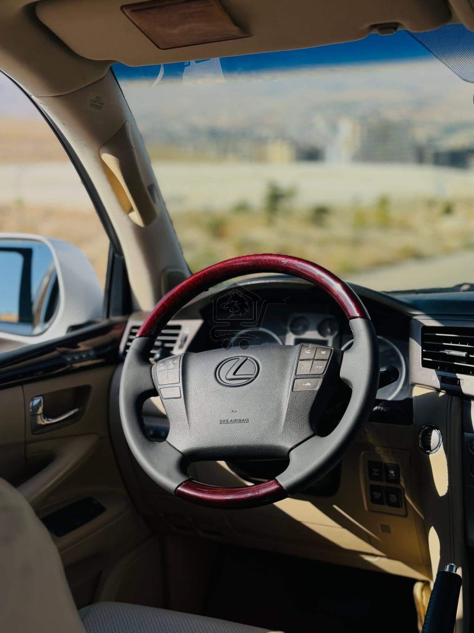 Lexus LX570 2011 - الصورة 7