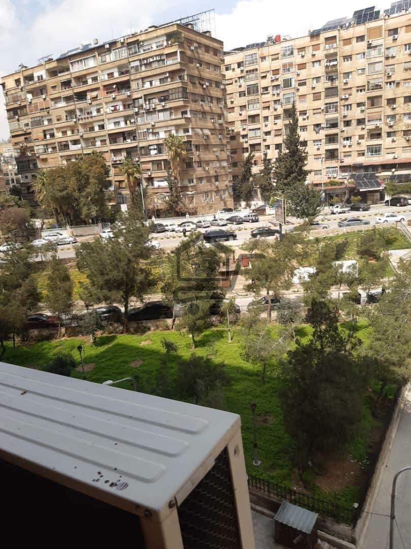 منزل للبيع بموقع حيوي - الصورة 2
