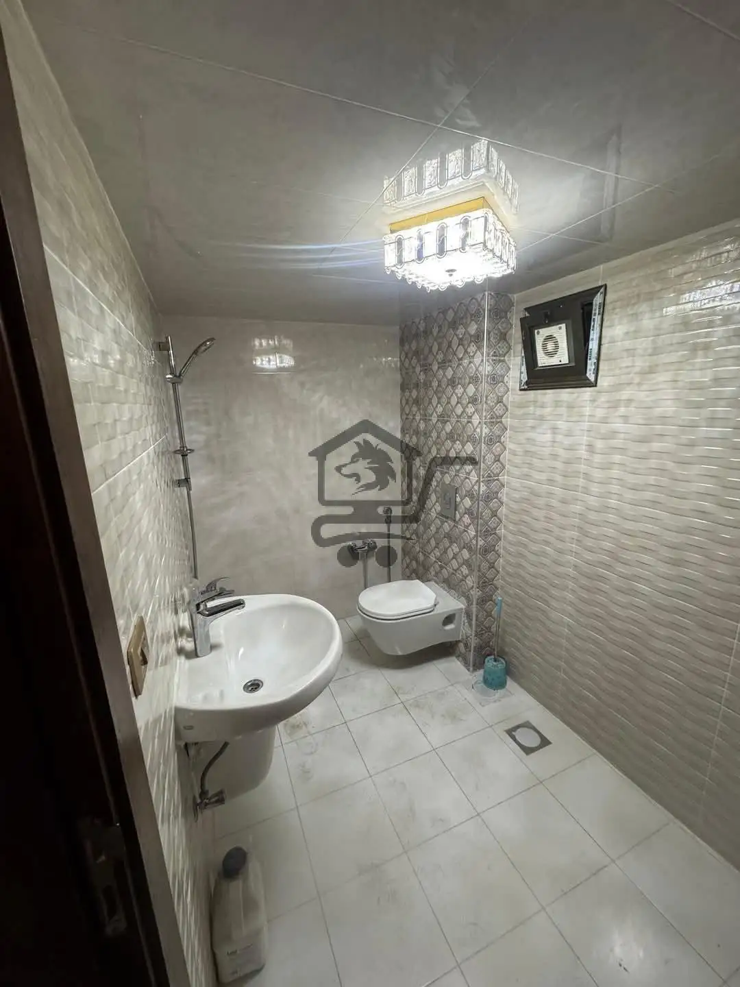 شقة مع تراس وسطح بكسوة عصرية - الصورة 7