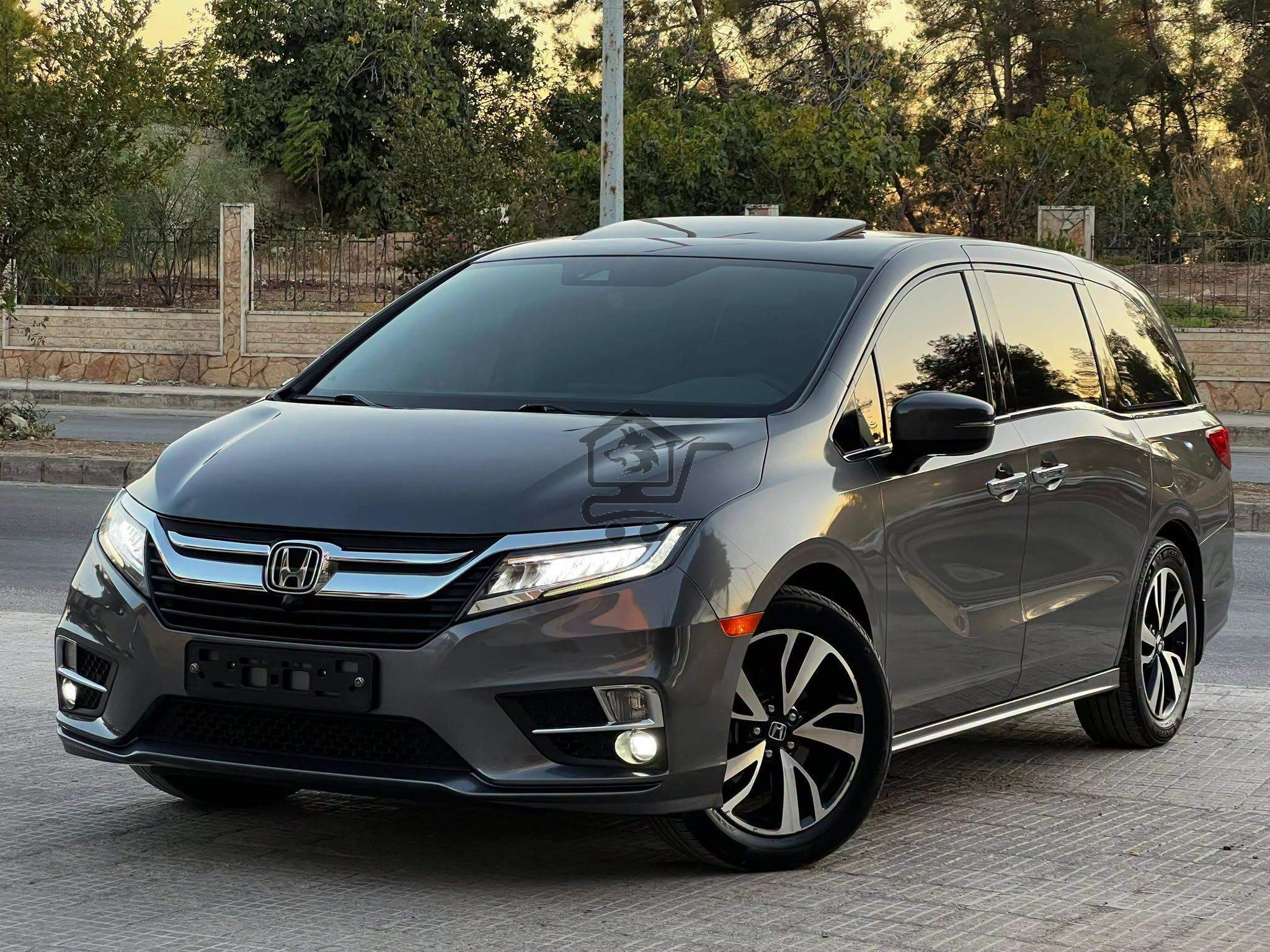 Honda Odyssey Touring - الصورة 1