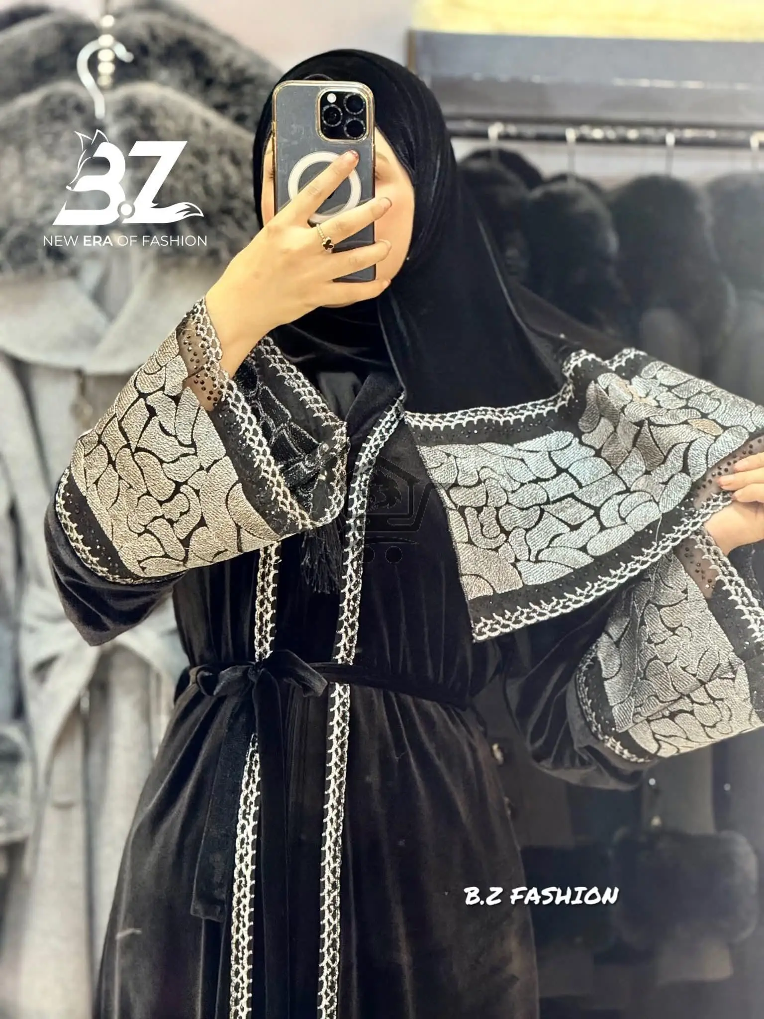 عباية مخمل مطرزة - الصورة 2