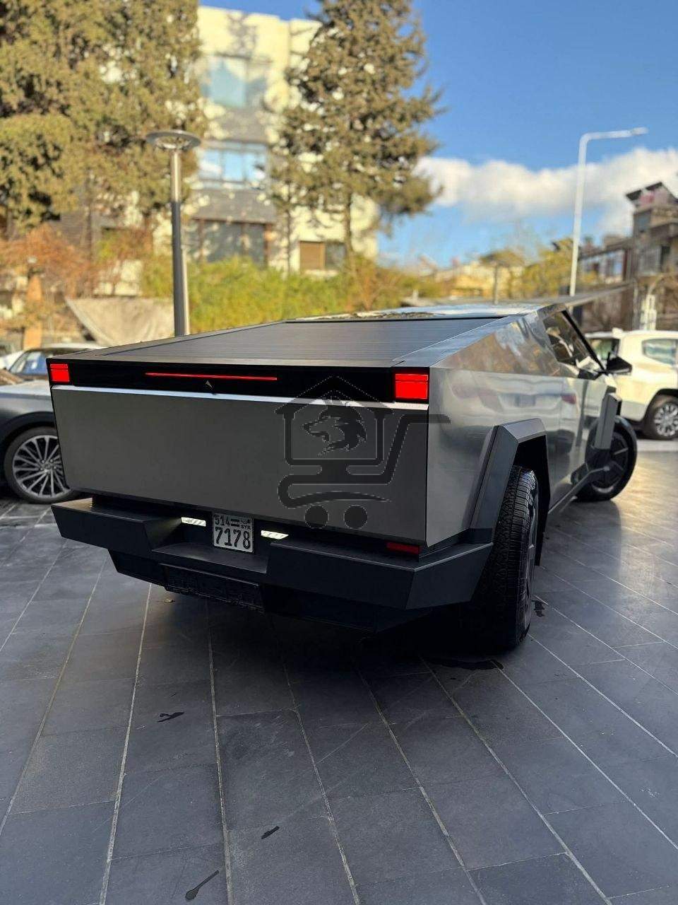 Tesla Cybertruck 2024 - الصورة 4