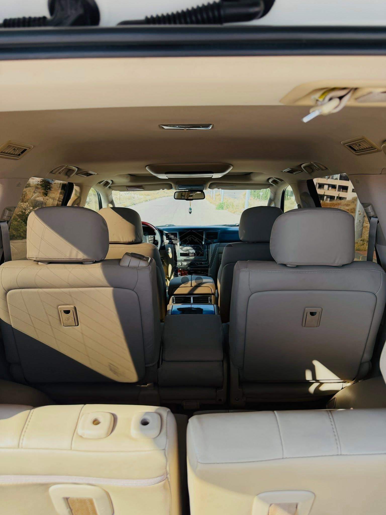 Lexus LX570 2011 - الصورة 10