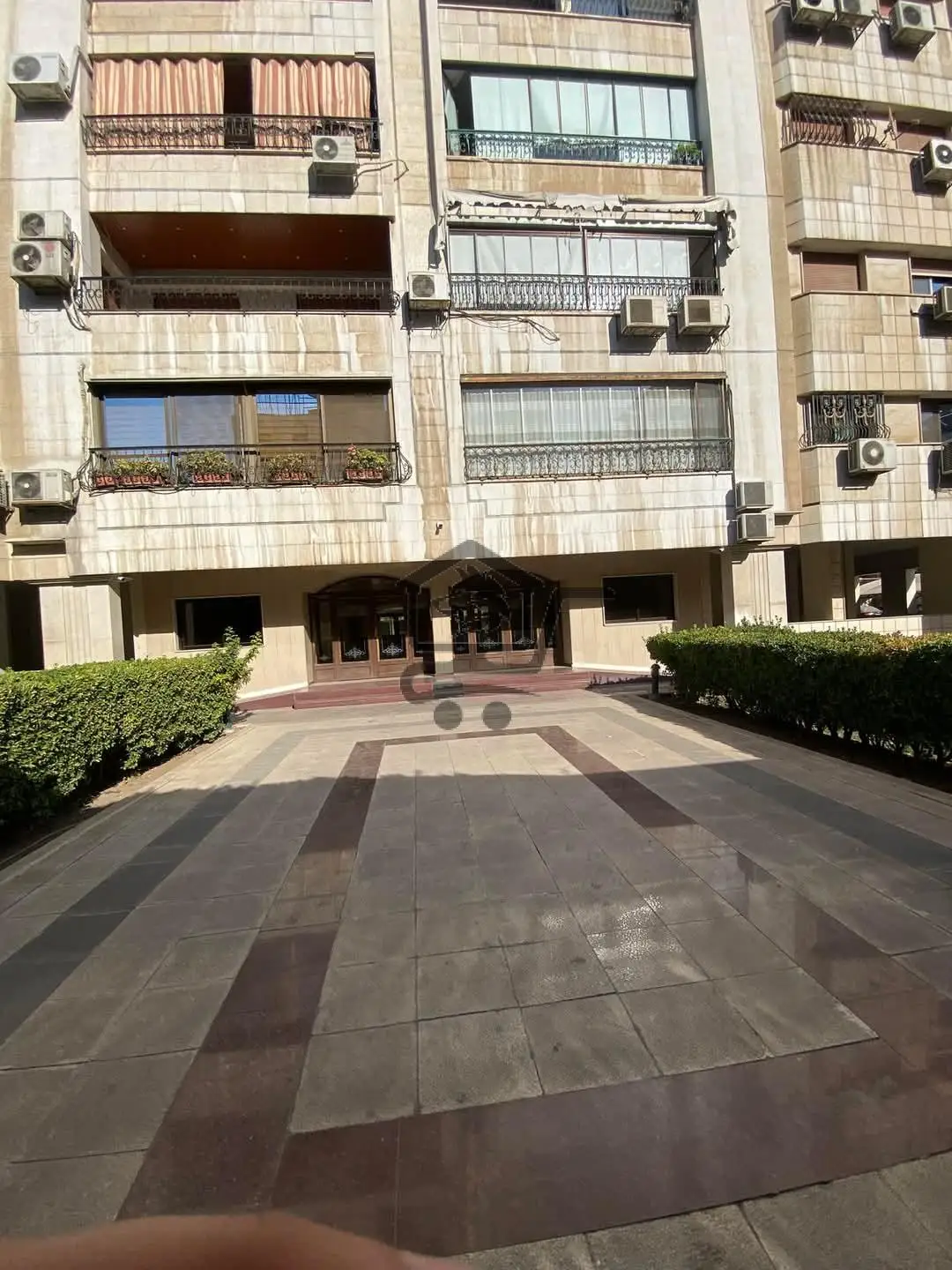 شقة ثلاث غرف بموقع حيوي