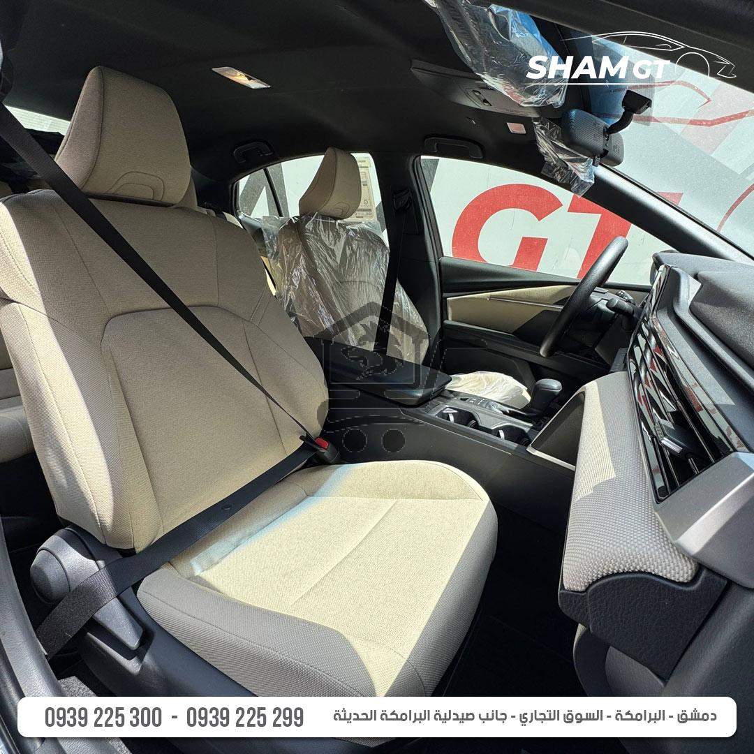 Toyota Camry Hybrid E - الصورة 7