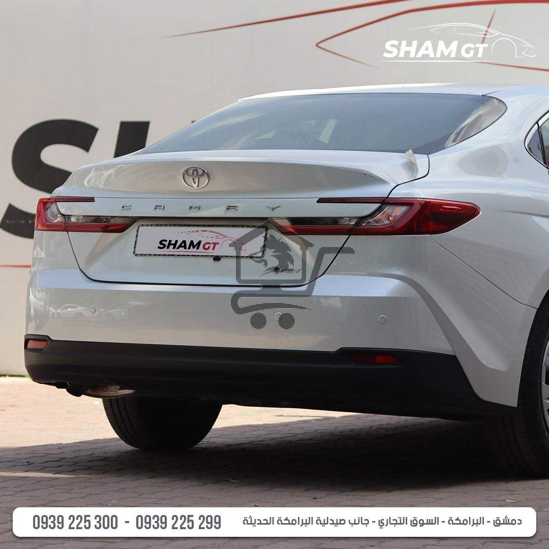 Toyota Camry Hybrid E - الصورة 4