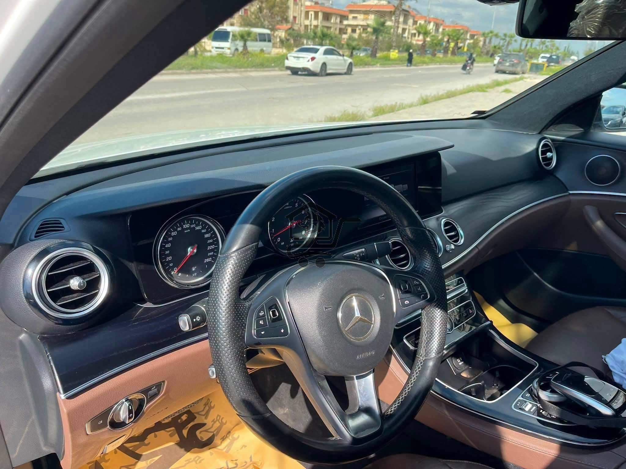 MERCEDES E200 - الصورة 2