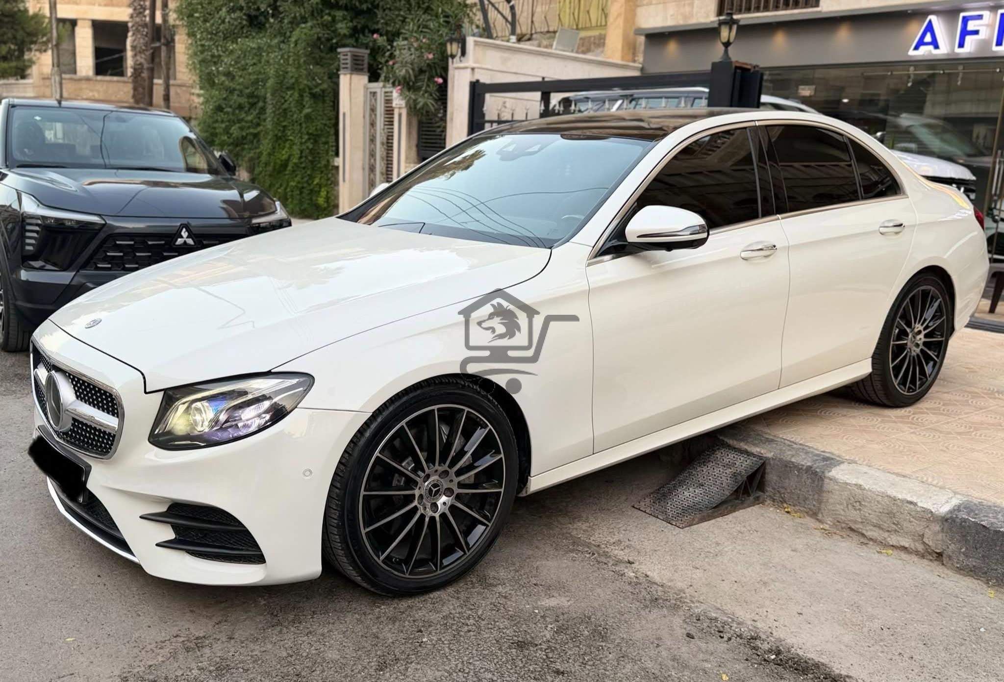 Mercedes-Benz E300 AMG - الصورة 1