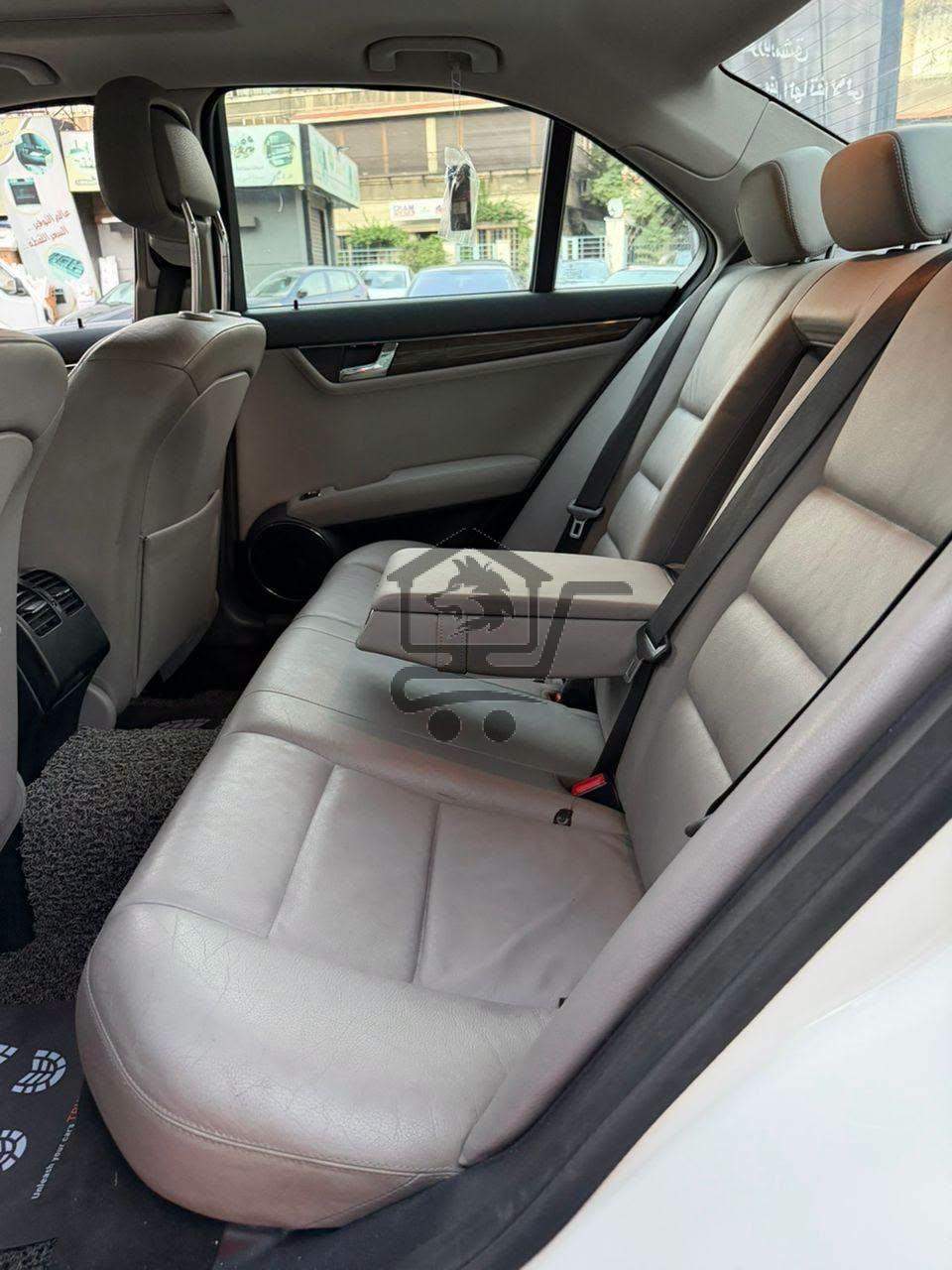 Mercedes-Benz C250 2009 - الصورة 9