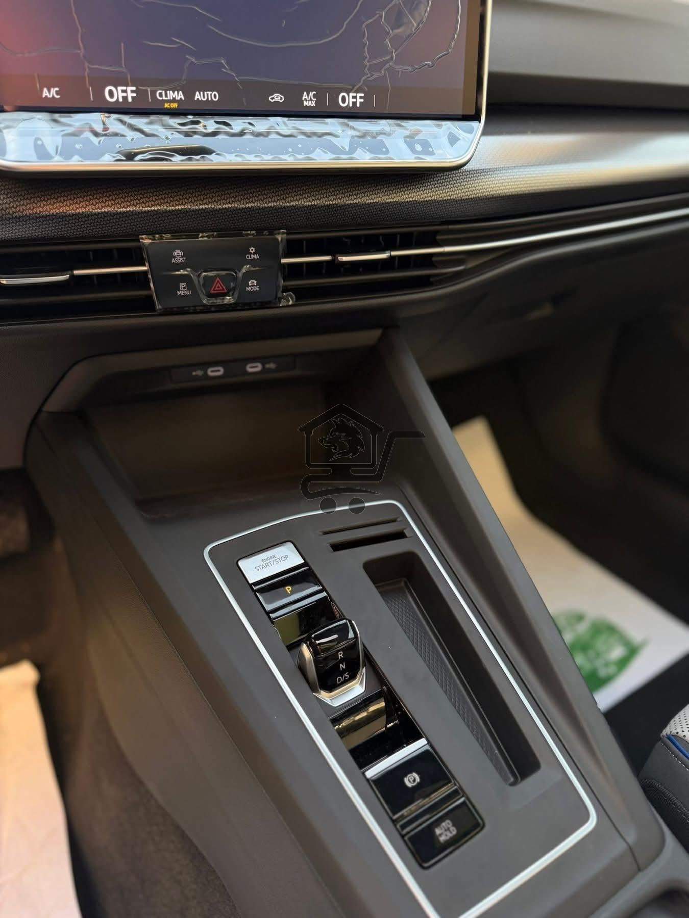 Volkswagen Golf R 2025 - الصورة 7