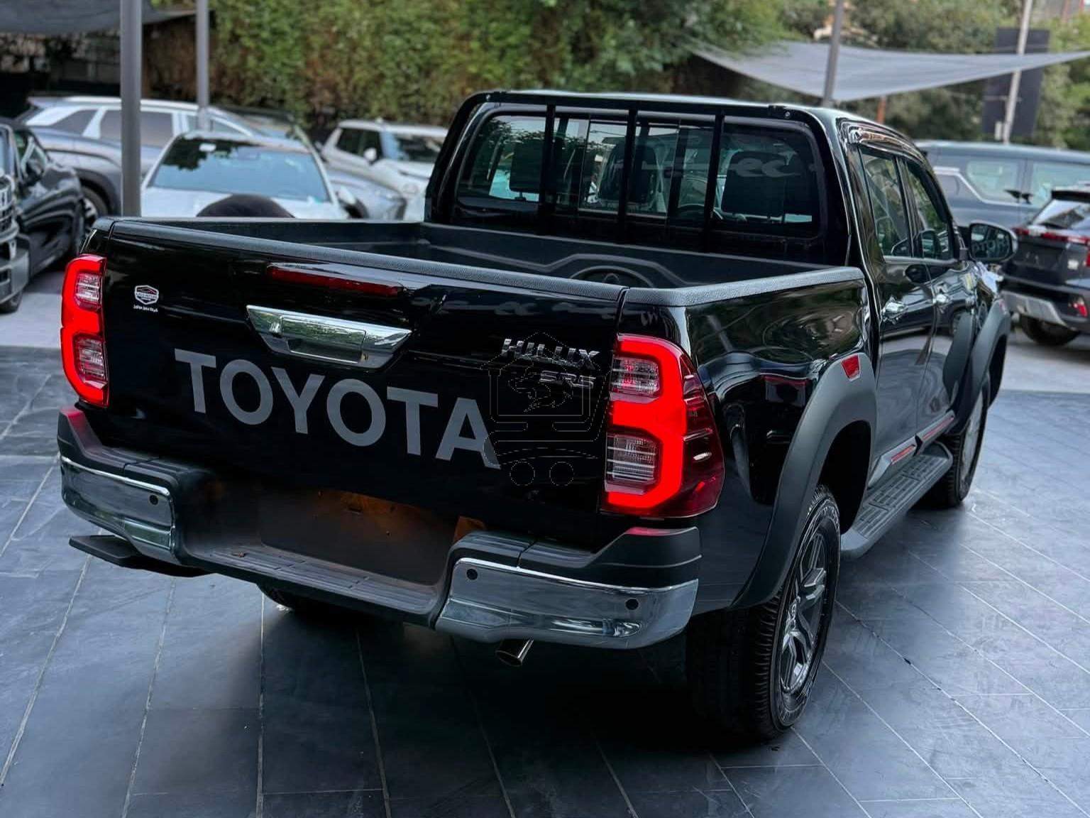 Toyota Hilux SR5 - الصورة 2