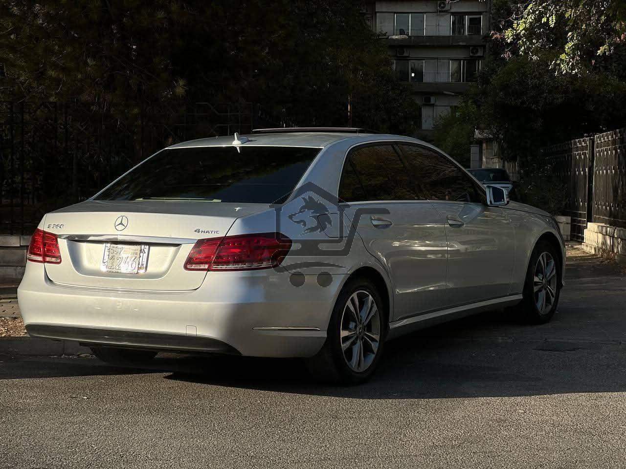 Mercedes-Benz E350 - الصورة 2