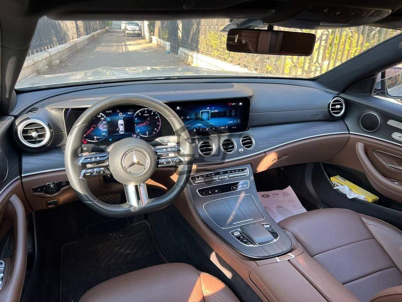 Mercedes-Benz E300 - الصورة 7