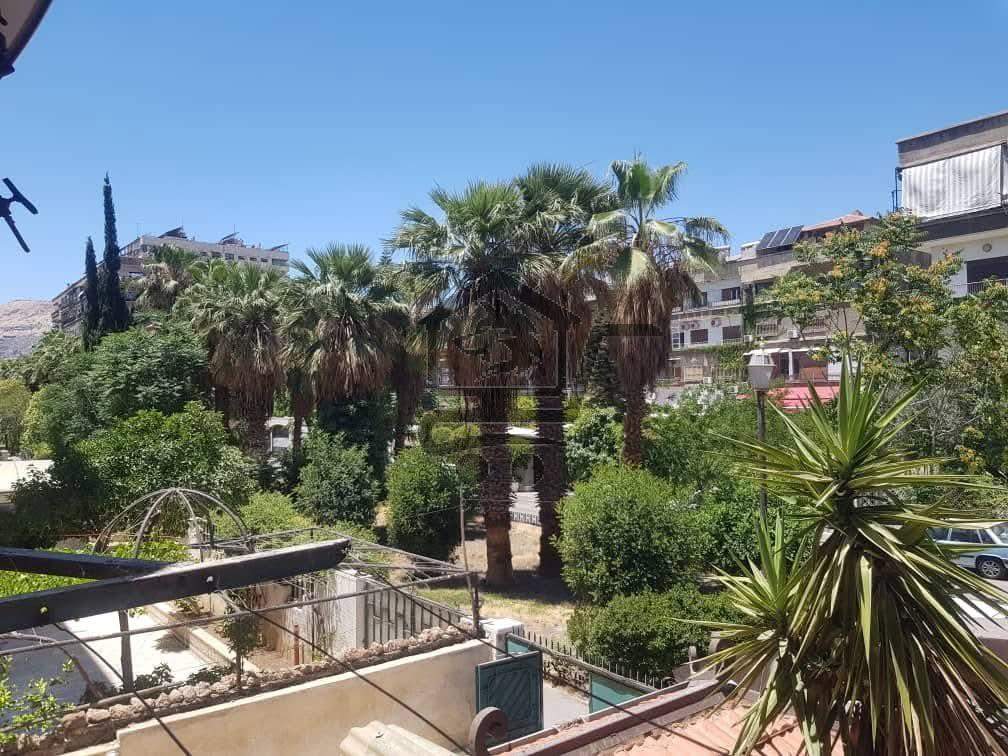 شقة غرفتين بدون فرش بموقع مميز