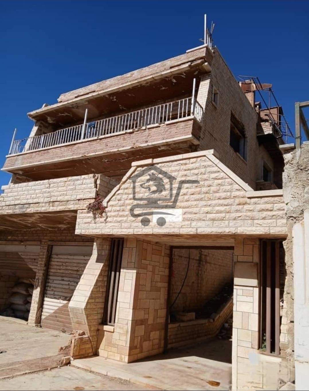 فيلا مع ثلاث محلات تجارية - الصورة 3