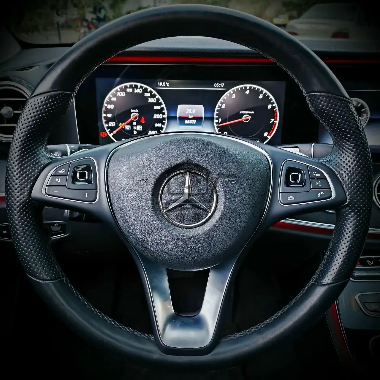 Mercedes-Benz E300 - الصورة 7