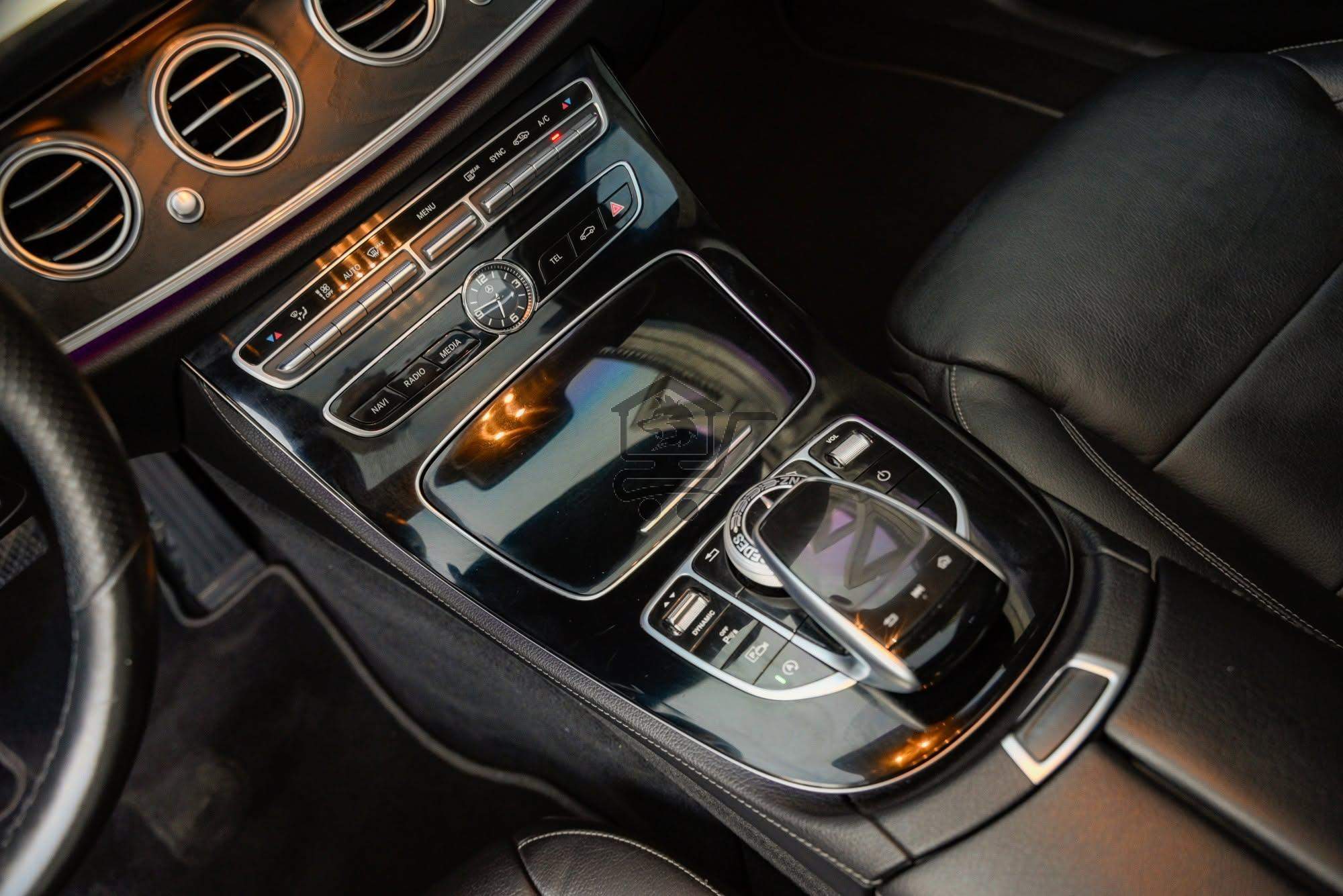 Mercedes-Benz E200 - الصورة 6
