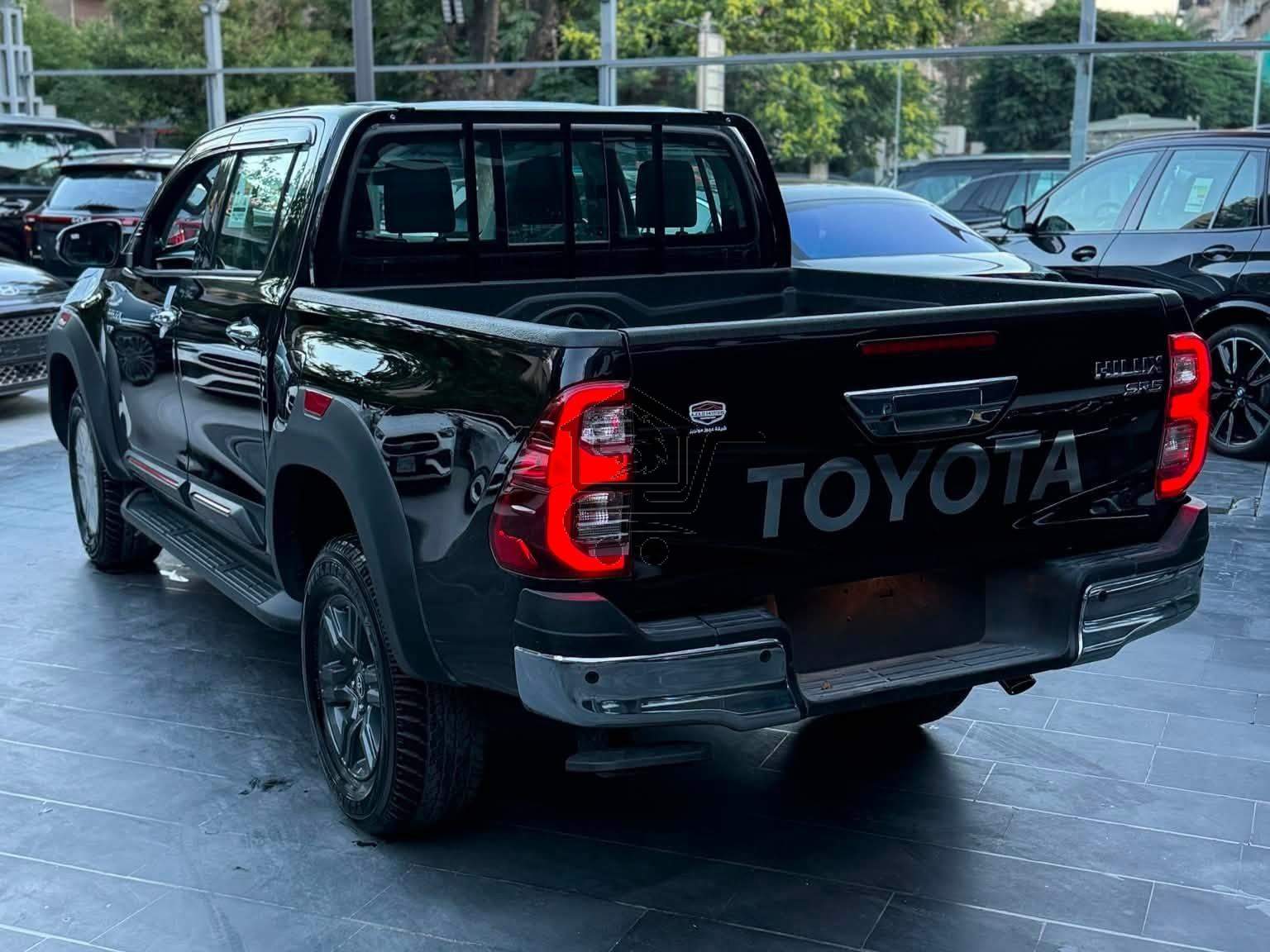 Toyota Hilux SR5 - الصورة 4