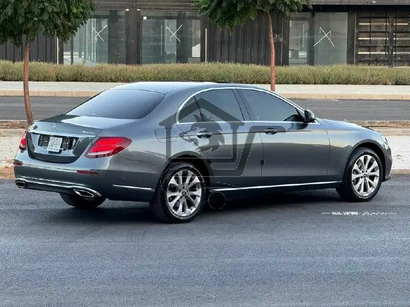 MERCEDES BENZ E300 - الصورة 4