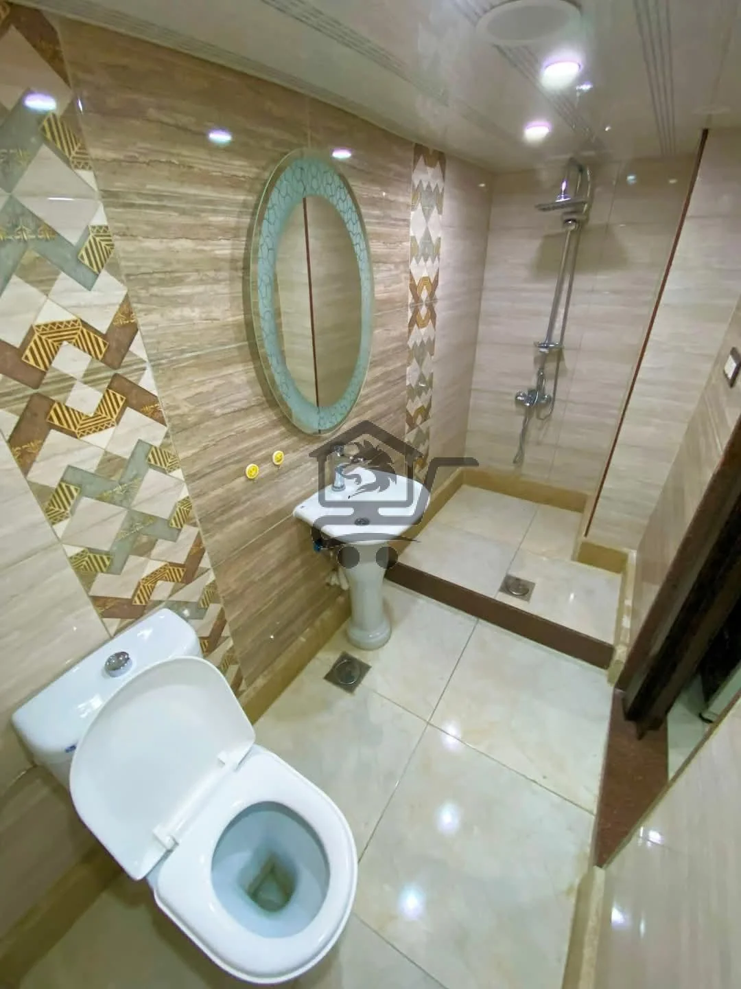 شقة بموقع خدمي بدون فرش - الصورة 5