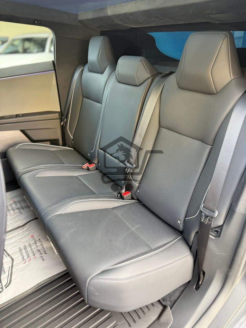 Tesla Cybertruck 2024 - الصورة 10