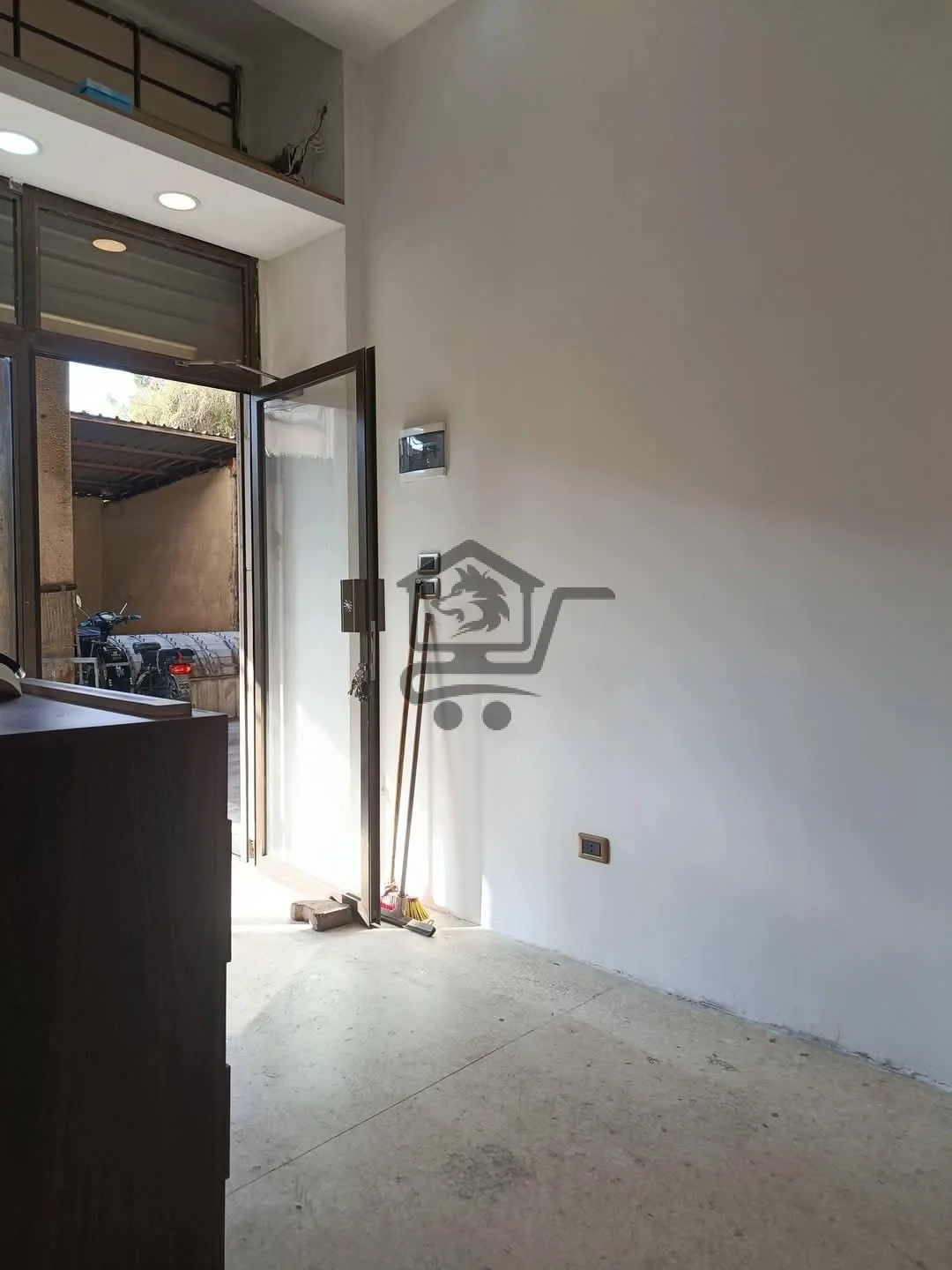 محل بكسوة جيدة وموقع مميز - الصورة 2