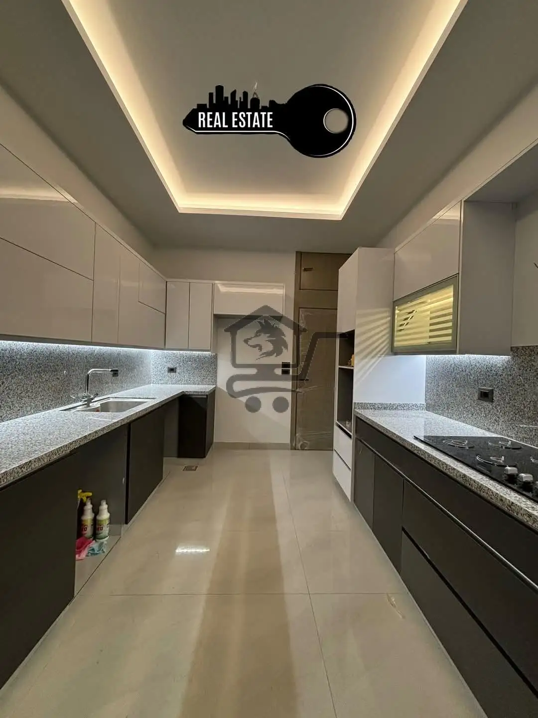 بيت فاخر بموقع هادئ وقريب من الخدمات - الصورة 2